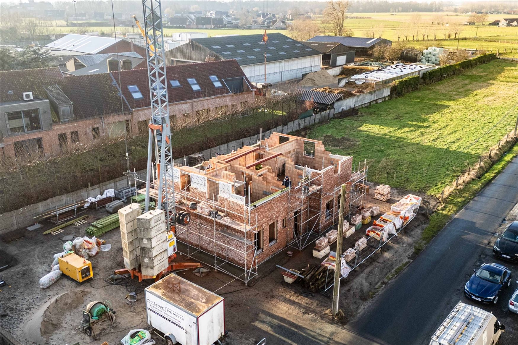 In het landelijke Lotenhulle, een deelgemeente van Aalter, realiseert een lokaal en gerenommeerd familiebedrijf deze prachtige vrijstaande nieuwbouwwo...