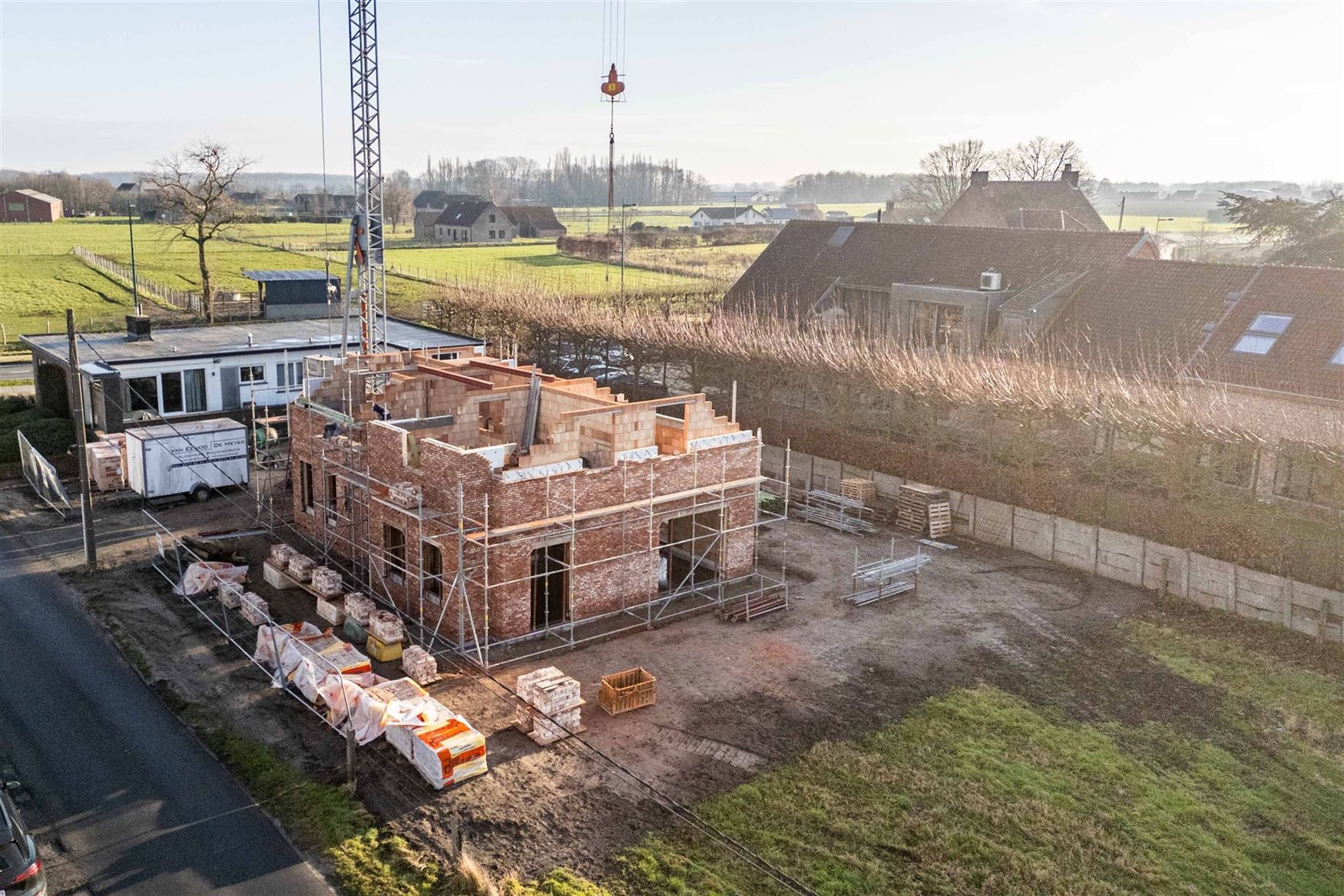 In het landelijke Lotenhulle, een deelgemeente van Aalter, realiseert een lokaal en gerenommeerd familiebedrijf deze prachtige vrijstaande nieuwbouwwo...
