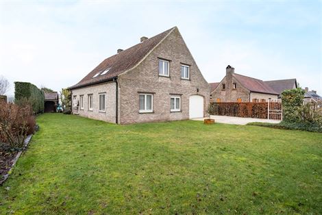 In een bijzonder rustige straat met enkel plaatselijk verkeer bevindt zich deze ruime gezinswoning op een perceel van 928 m². De westgerichte tuin bi...