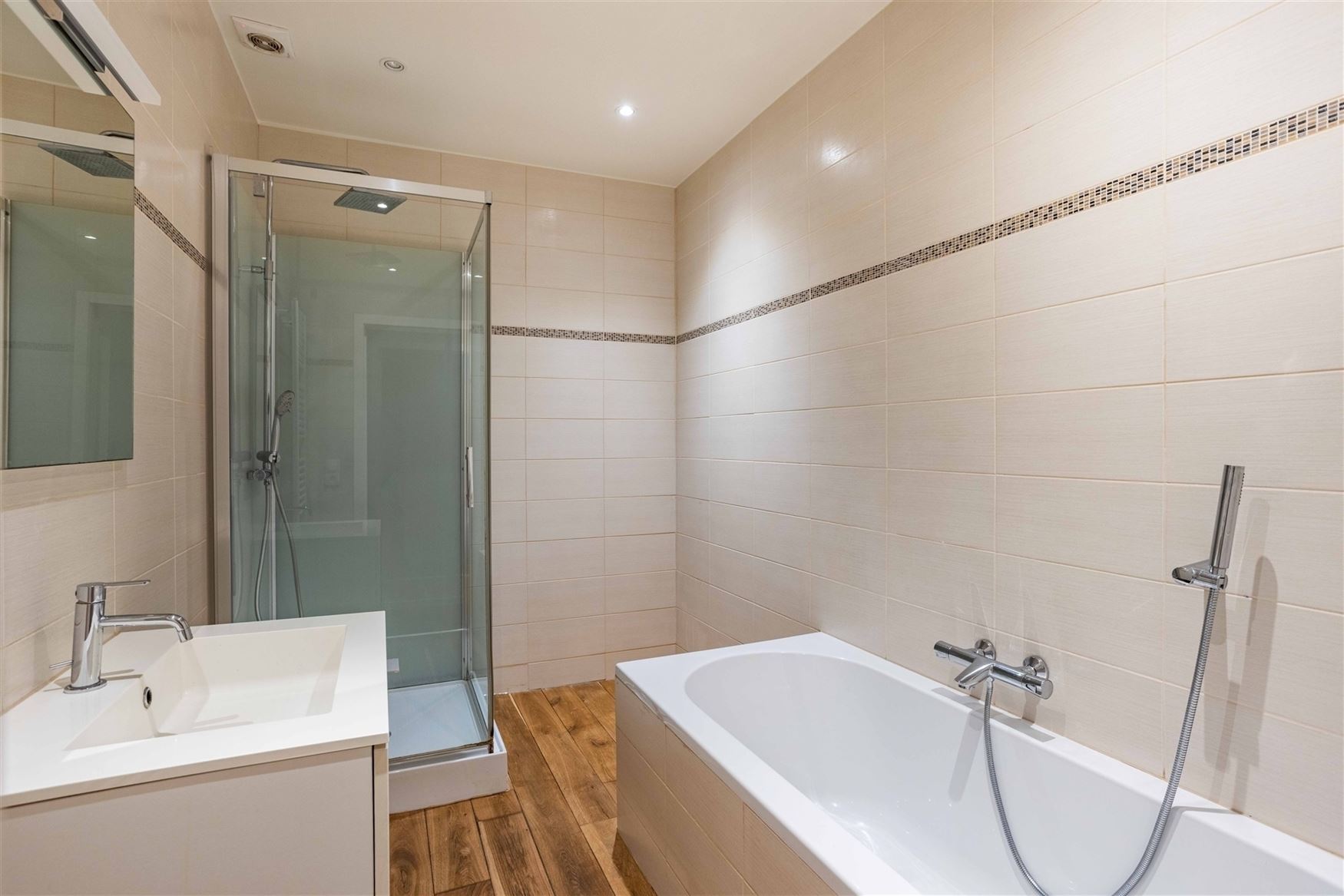 Op zoek naar een ruime woning op een topligging in Gent? Deze eigendom in de Opvoedingstraat combineert ruimte, comfort en een uitstekende bereikbaarh...