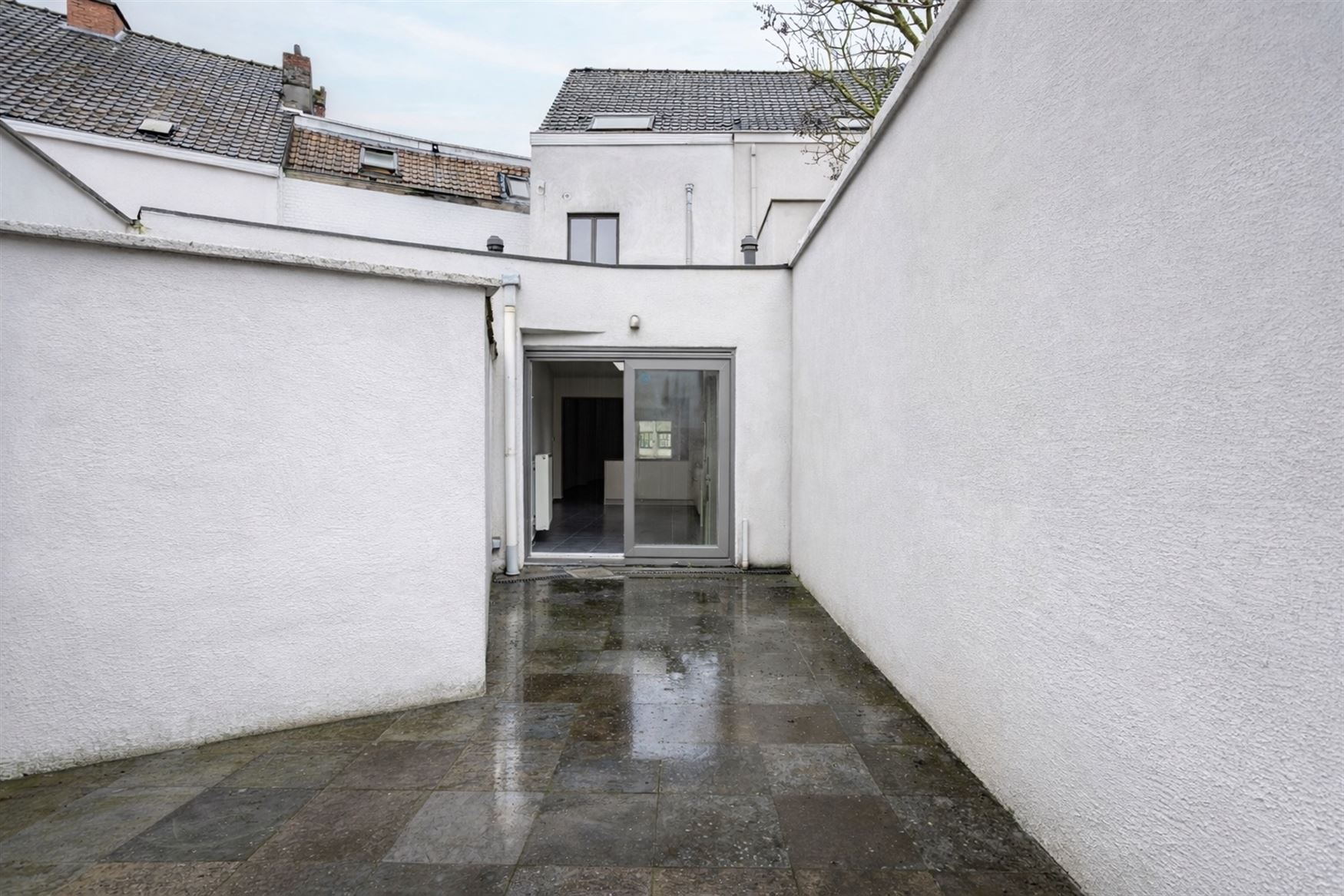 Op zoek naar een ruime woning op een topligging in Gent? Deze eigendom in de Opvoedingstraat combineert ruimte, comfort en een uitstekende bereikbaarh...