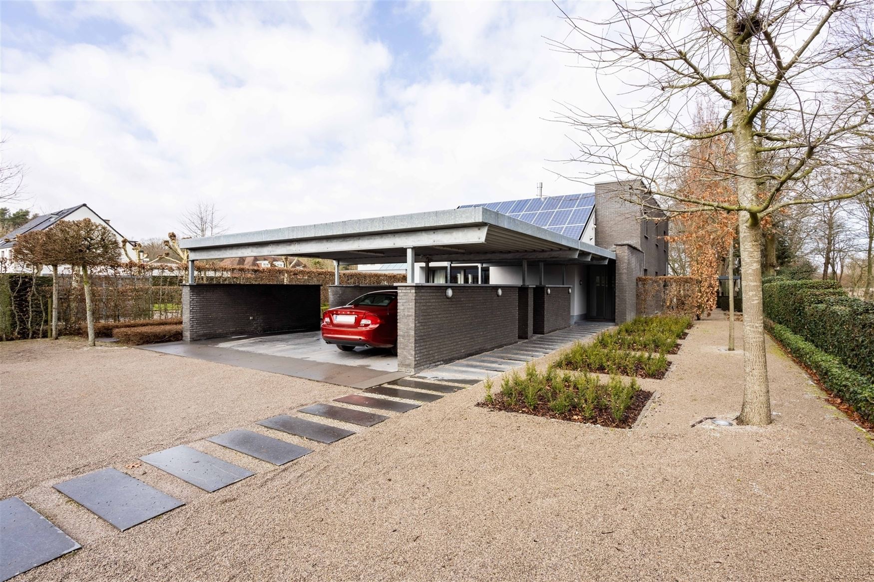 Gelegen in een residentiële bosrijke villawijk (één van de meest gegeerde en exclusieve woonzones uit de regio) en in een bijzonder rustige woonomg...