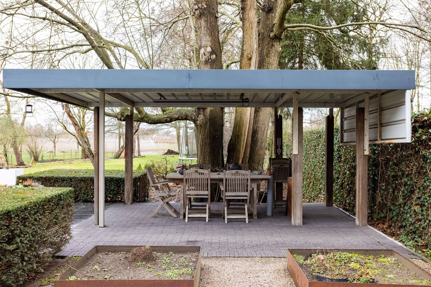 Gelegen in een residentiële bosrijke villawijk (één van de meest gegeerde en exclusieve woonzones uit de regio) en in een bijzonder rustige woonomg...