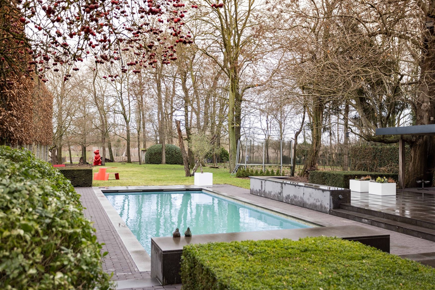 Gelegen in een residentiële bosrijke villawijk (één van de meest gegeerde en exclusieve woonzones uit de regio) en in een bijzonder rustige woonomg...