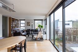 Gelegen in een residentiële bosrijke villawijk (één van de meest gegeerde en exclusieve woonzones uit de regio) en in een bijzonder rustige woonomg...