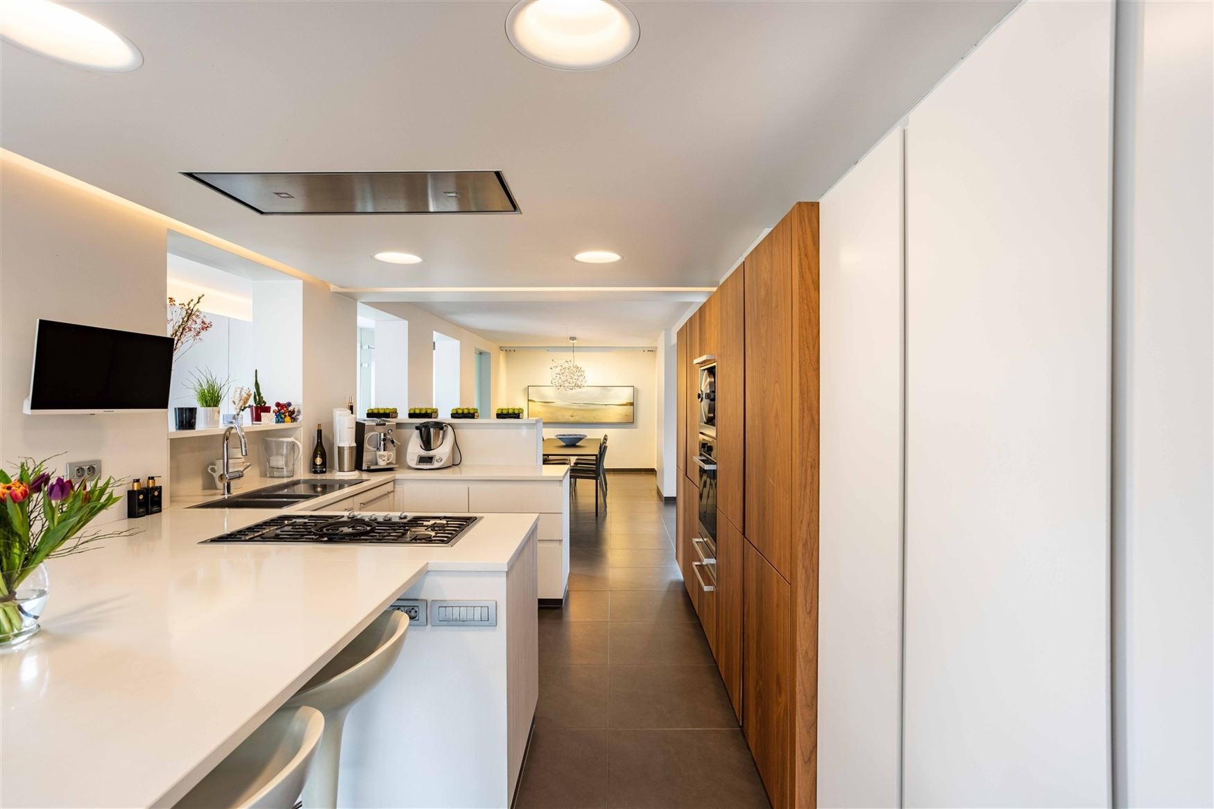 Gelegen in een residentiële bosrijke villawijk (één van de meest gegeerde en exclusieve woonzones uit de regio) en in een bijzonder rustige woonomg...