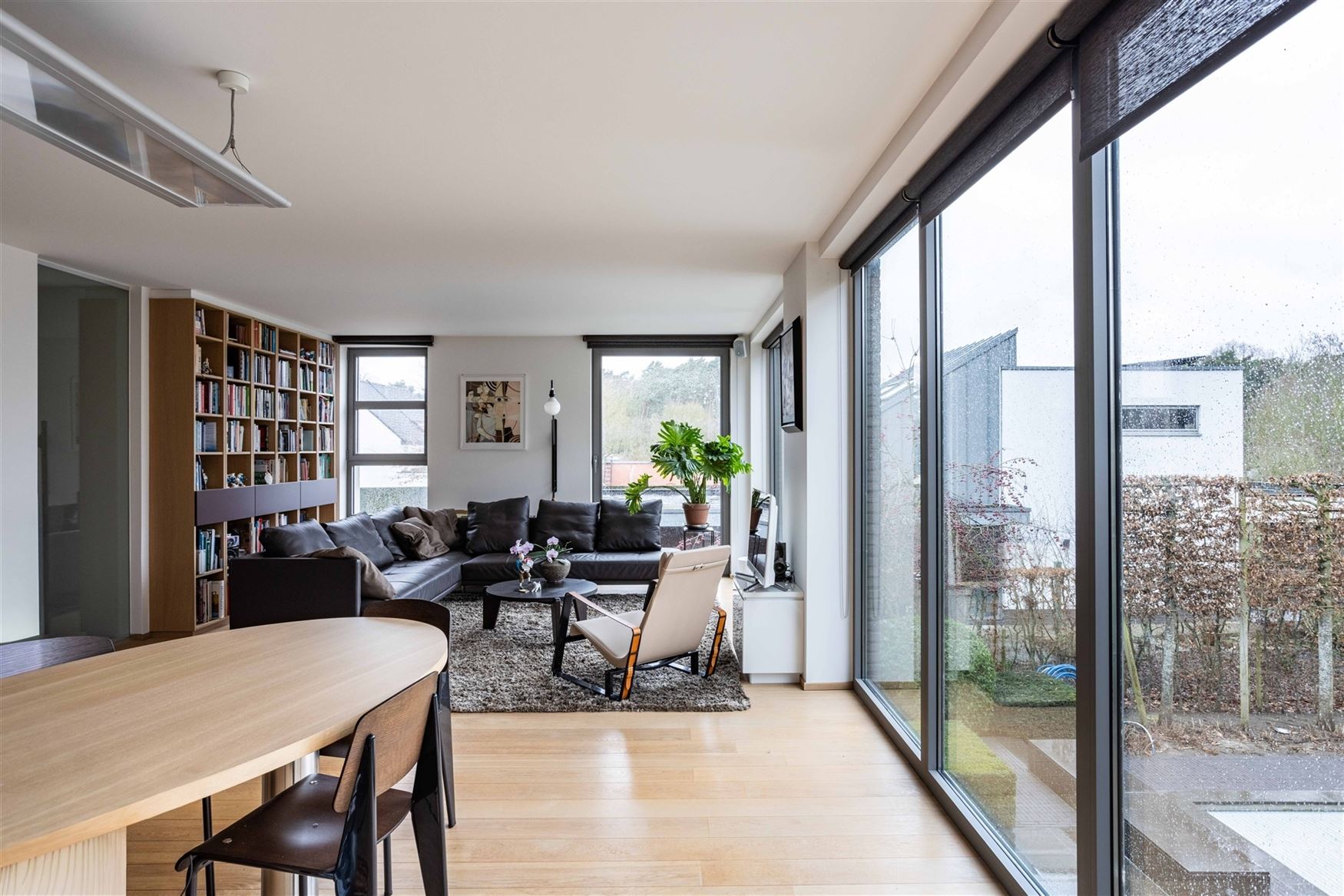 Gelegen in een residentiële bosrijke villawijk (één van de meest gegeerde en exclusieve woonzones uit de regio) en in een bijzonder rustige woonomg...