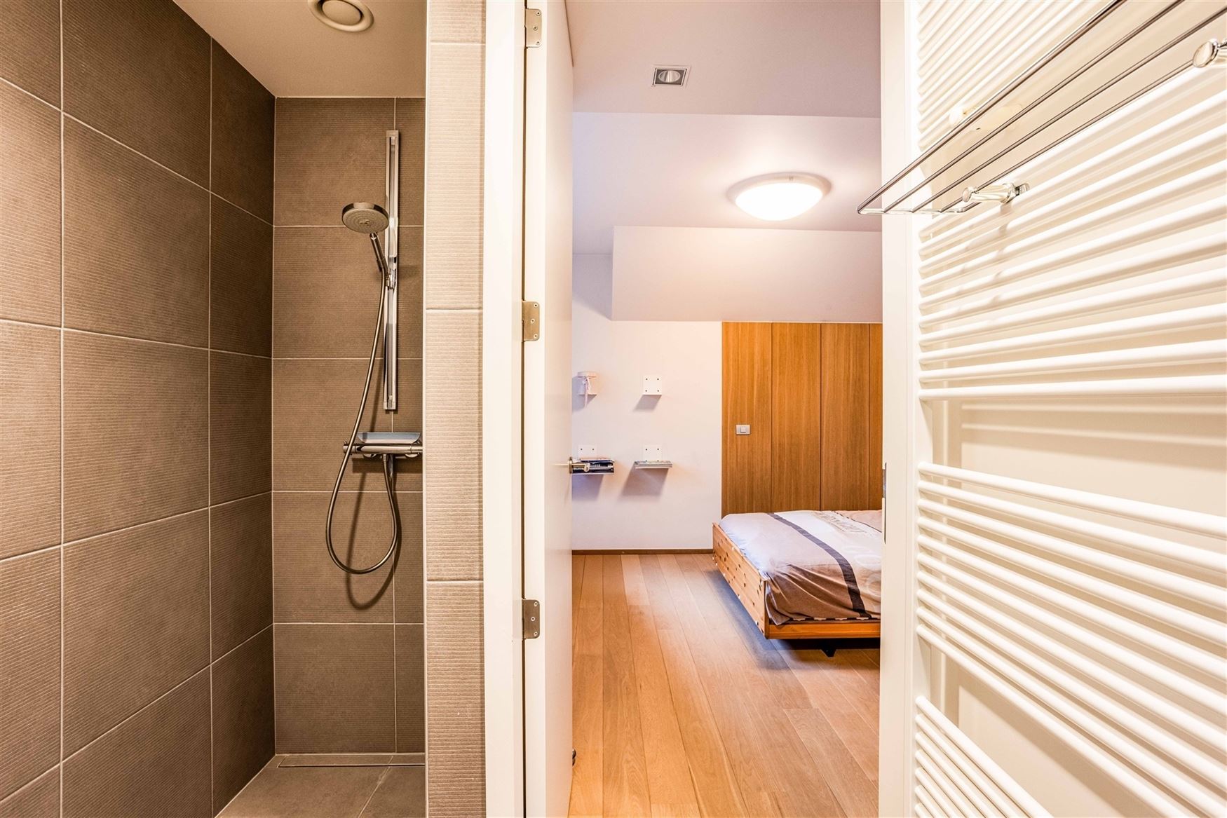 Gelegen in een residentiële bosrijke villawijk (één van de meest gegeerde en exclusieve woonzones uit de regio) en in een bijzonder rustige woonomg...