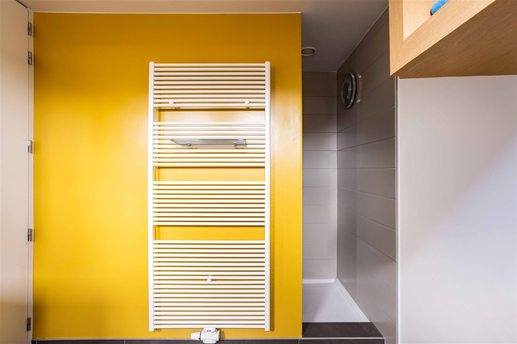 Gelegen in een residentiële bosrijke villawijk (één van de meest gegeerde en exclusieve woonzones uit de regio) en in een bijzonder rustige woonomg...