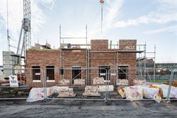 In het landelijke Lotenhulle, een deelgemeente van Aalter, realiseert een lokaal en gerenommeerd familiebedrijf deze prachtige vrijstaande nieuwbouwwo...