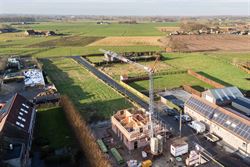 In het landelijke Lotenhulle, een deelgemeente van Aalter, realiseert een lokaal en gerenommeerd familiebedrijf deze prachtige vrijstaande nieuwbouwwo...