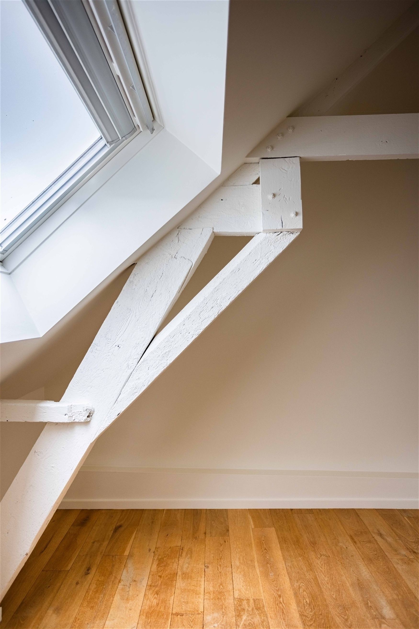 Op zoek naar een ruime woning op een topligging in Gent? Deze eigendom in de Opvoedingstraat combineert ruimte, comfort en een uitstekende bereikbaarh...