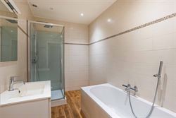 Op zoek naar een ruime woning op een topligging in Gent? Deze eigendom in de Opvoedingstraat combineert ruimte, comfort en een uitstekende bereikbaarh...