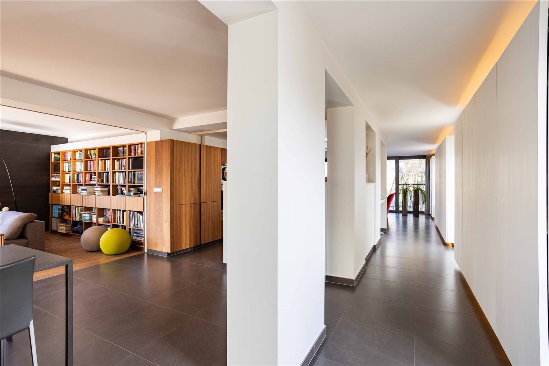 Gelegen in een residentiële bosrijke villawijk (één van de meest gegeerde en exclusieve woonzones uit de regio) en in een bijzonder rustige woonomg...