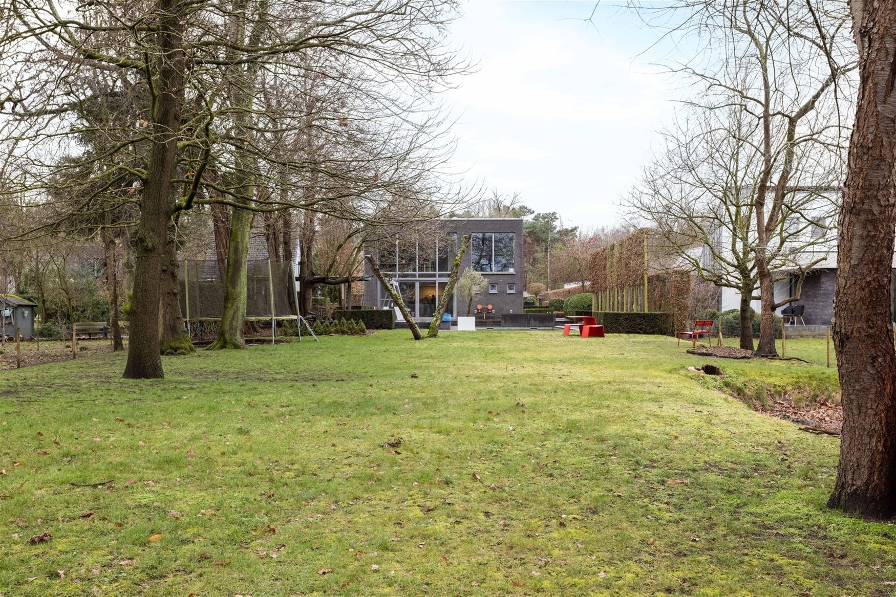 Gelegen in een residentiële bosrijke villawijk (één van de meest gegeerde en exclusieve woonzones uit de regio) en in een bijzonder rustige woonomg...