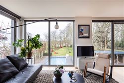 Gelegen in een residentiële bosrijke villawijk (één van de meest gegeerde en exclusieve woonzones uit de regio) en in een bijzonder rustige woonomg...