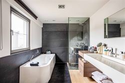 Gelegen in een residentiële bosrijke villawijk (één van de meest gegeerde en exclusieve woonzones uit de regio) en in een bijzonder rustige woonomg...