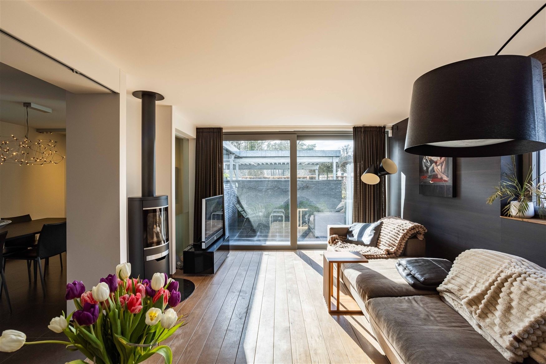 Gelegen in een residentiële bosrijke villawijk (één van de meest gegeerde en exclusieve woonzones uit de regio) en in een bijzonder rustige woonomg...