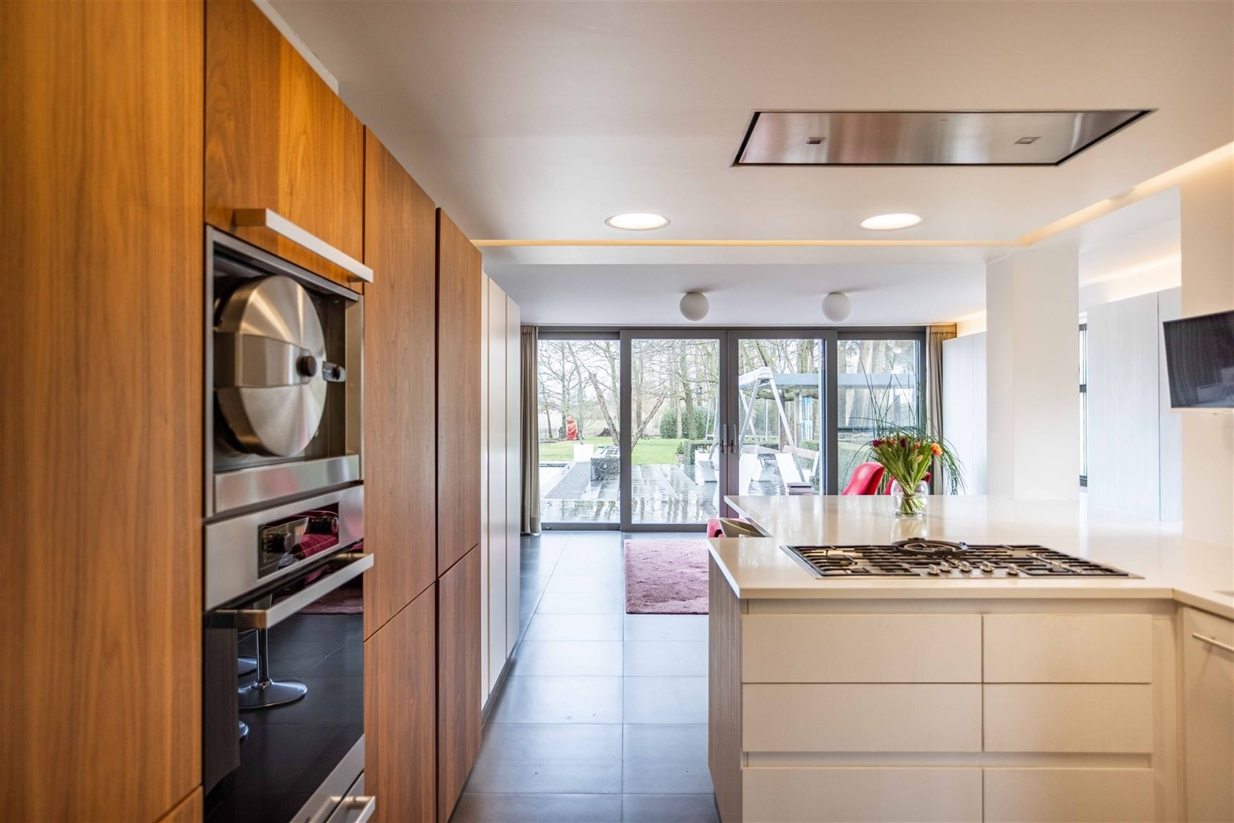 Gelegen in een residentiële bosrijke villawijk (één van de meest gegeerde en exclusieve woonzones uit de regio) en in een bijzonder rustige woonomg...