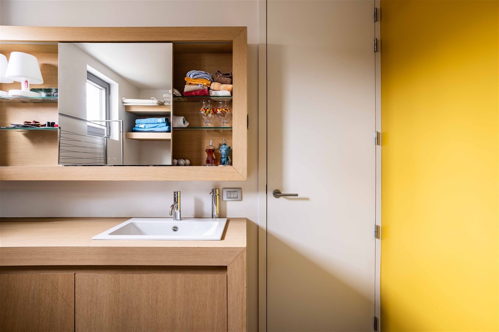 Gelegen in een residentiële bosrijke villawijk (één van de meest gegeerde en exclusieve woonzones uit de regio) en in een bijzonder rustige woonomg...