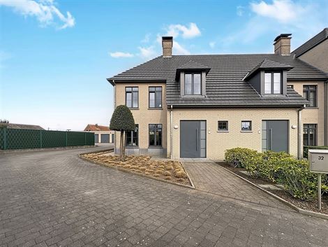 WENST U EEN BEZOEK? SURF NAAR ONZE SITE: WWW.INFINIMO.BE > ZOEK DE DESBETREFFENDE EIGENDOM > REGISTREER U VIA DE KNOP ‘PLAN EEN BEZOEK’.
Gelegen ...