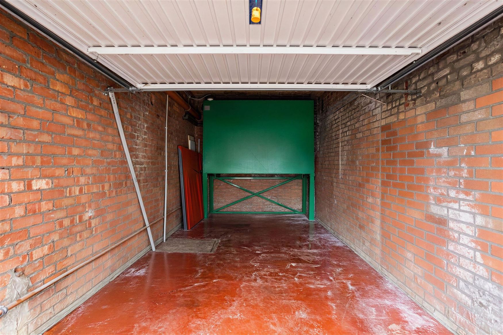 Dit horecapand met bovenliggende woonst bevindt zich op een strategische locatie in Zwijnaarde, vlakbij de R4 en met een vlotte verbinding naar Gent e...