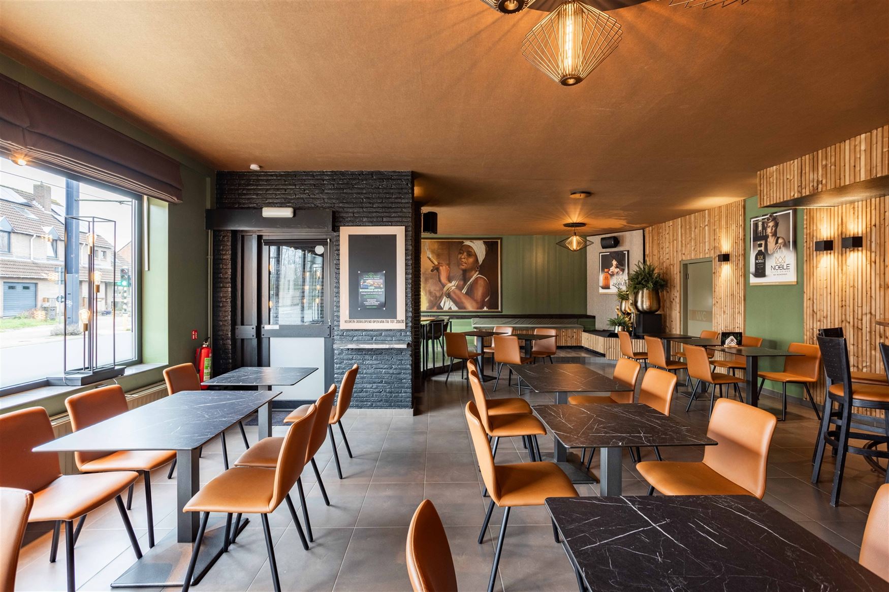 Dit horecapand met bovenliggende woonst bevindt zich op een strategische locatie in Zwijnaarde, vlakbij de R4 en met een vlotte verbinding naar Gent e...