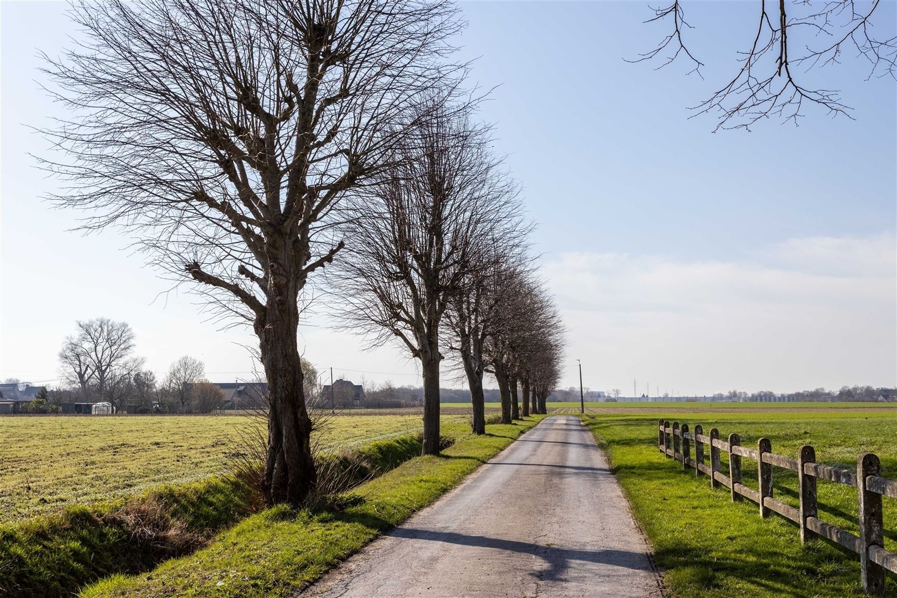 Droomt u van het bouwen van uw eigen woning op een rustige locatie met een landelijk karakter? Dan is dit perceel in de Priesteragiestraat in Sint-Baa...