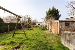 In Sleidinge, rustig en tegelijk verrassend goed verbonden met Gent, ontdek je deze stijlvolle halfopen gezinswoning met een tuin die meteen de sfeer ...