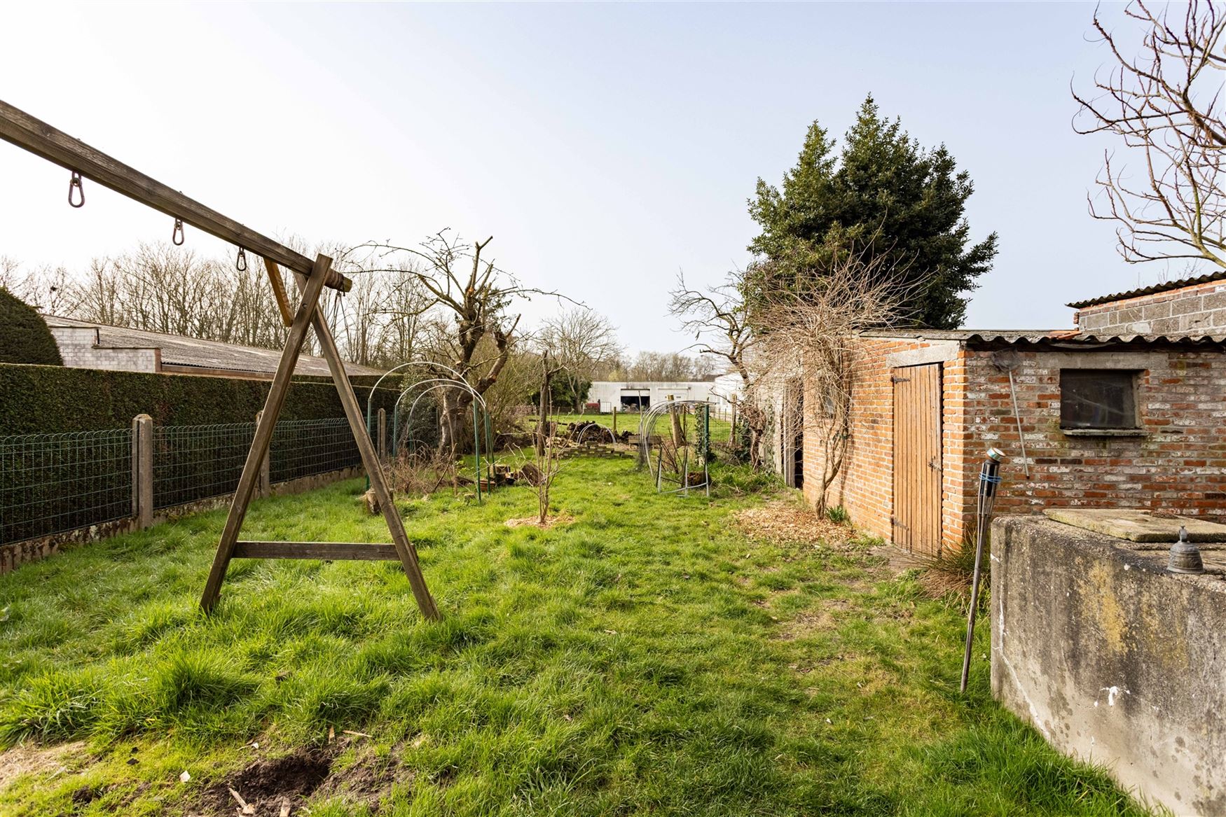 In Sleidinge, rustig en tegelijk verrassend goed verbonden met Gent, ontdek je deze stijlvolle halfopen gezinswoning met een tuin die meteen de sfeer ...