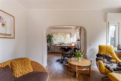 In Sleidinge, rustig en tegelijk verrassend goed verbonden met Gent, ontdek je deze stijlvolle halfopen gezinswoning met een tuin die meteen de sfeer ...