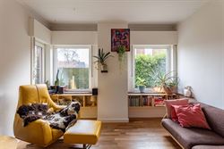 In Sleidinge, rustig en tegelijk verrassend goed verbonden met Gent, ontdek je deze stijlvolle halfopen gezinswoning met een tuin die meteen de sfeer ...