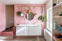 In Sleidinge, rustig en tegelijk verrassend goed verbonden met Gent, ontdek je deze stijlvolle halfopen gezinswoning met een tuin die meteen de sfeer ...