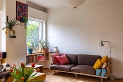 In Sleidinge, rustig en tegelijk verrassend goed verbonden met Gent, ontdek je deze stijlvolle halfopen gezinswoning met een tuin die meteen de sfeer ...