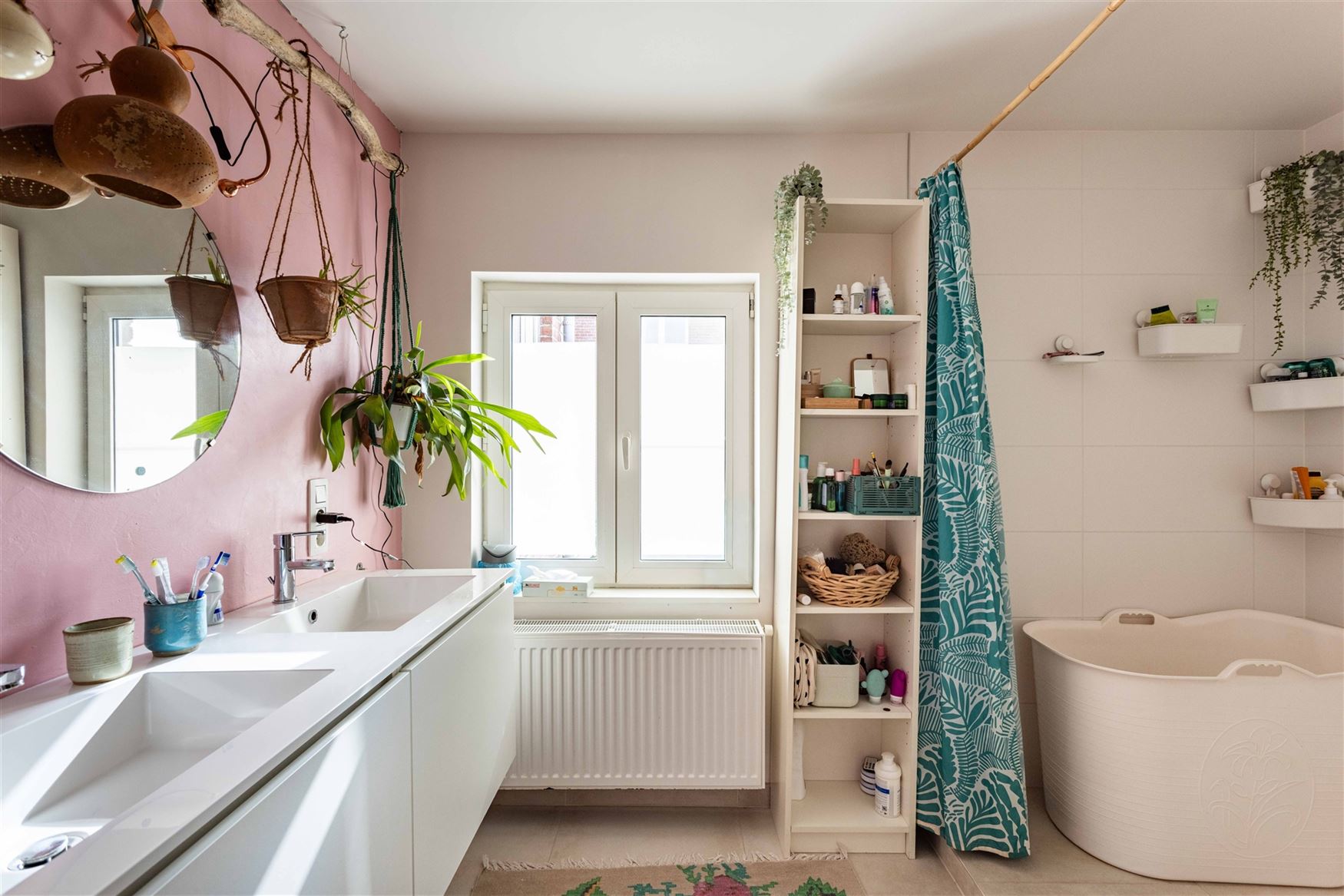 In Sleidinge, rustig en tegelijk verrassend goed verbonden met Gent, ontdek je deze stijlvolle halfopen gezinswoning met een tuin die meteen de sfeer ...