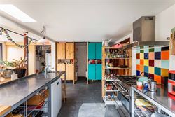 In Sleidinge, rustig en tegelijk verrassend goed verbonden met Gent, ontdek je deze stijlvolle halfopen gezinswoning met een tuin die meteen de sfeer ...