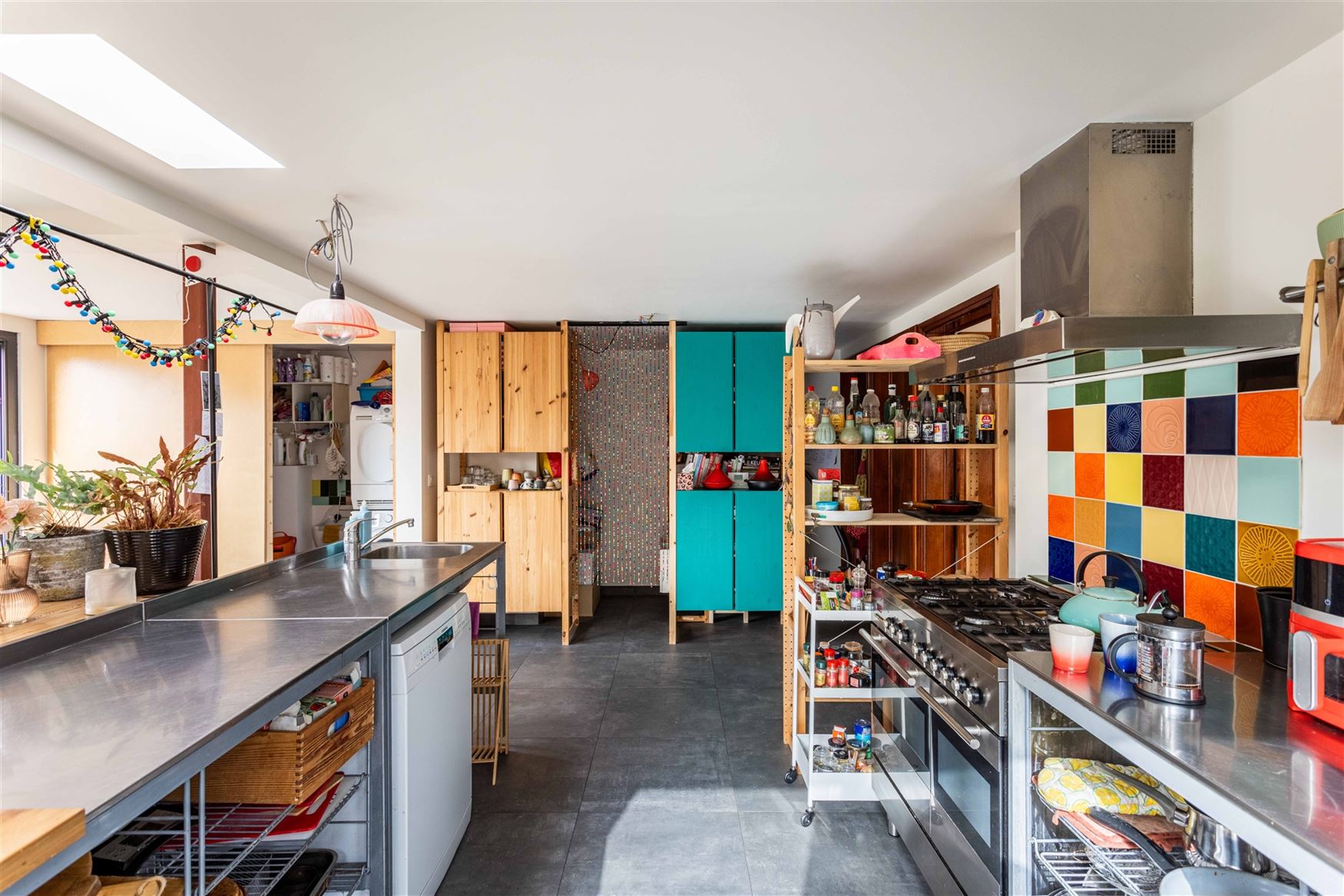 In Sleidinge, rustig en tegelijk verrassend goed verbonden met Gent, ontdek je deze stijlvolle halfopen gezinswoning met een tuin die meteen de sfeer ...