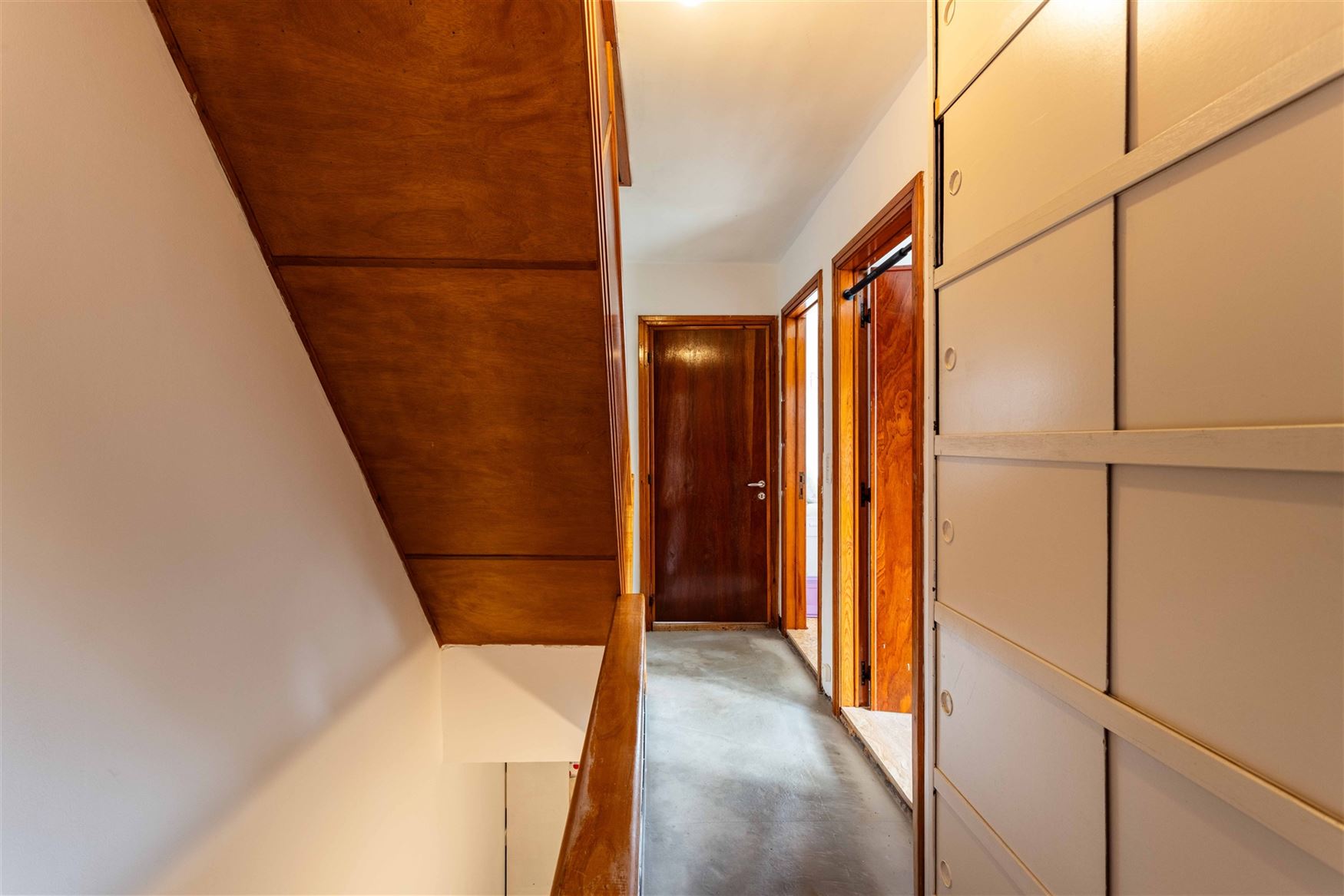 In Sleidinge, rustig en tegelijk verrassend goed verbonden met Gent, ontdek je deze stijlvolle halfopen gezinswoning met een tuin die meteen de sfeer ...