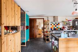 In Sleidinge, rustig en tegelijk verrassend goed verbonden met Gent, ontdek je deze stijlvolle halfopen gezinswoning met een tuin die meteen de sfeer ...