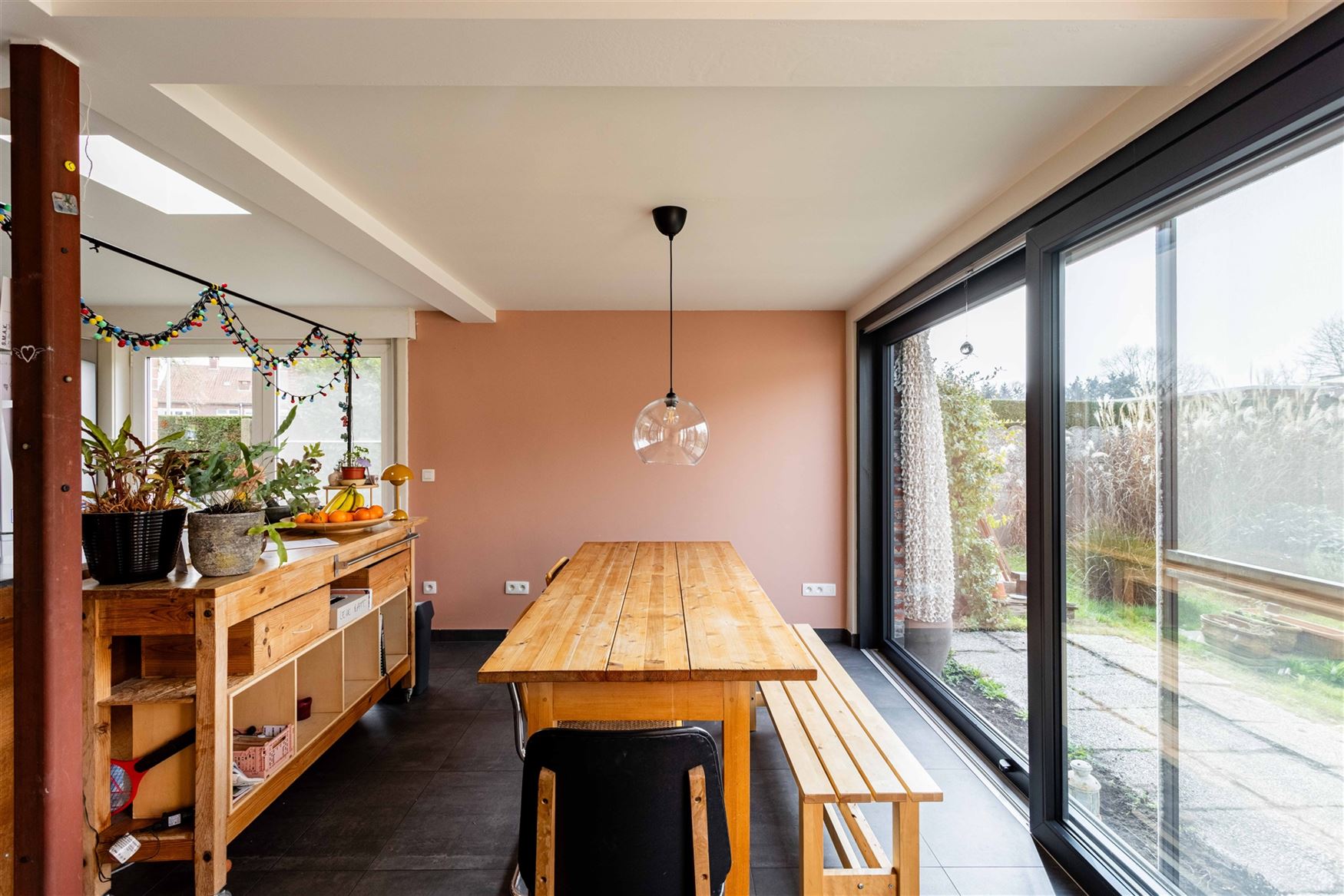 In Sleidinge, rustig en tegelijk verrassend goed verbonden met Gent, ontdek je deze stijlvolle halfopen gezinswoning met een tuin die meteen de sfeer ...