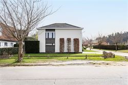 Op een rustige plek vlak bij het centrum van De Pinte ligt deze ruime woning te wachten op een nieuwe toekomst. Een huis met sterke structuur, mooie v...