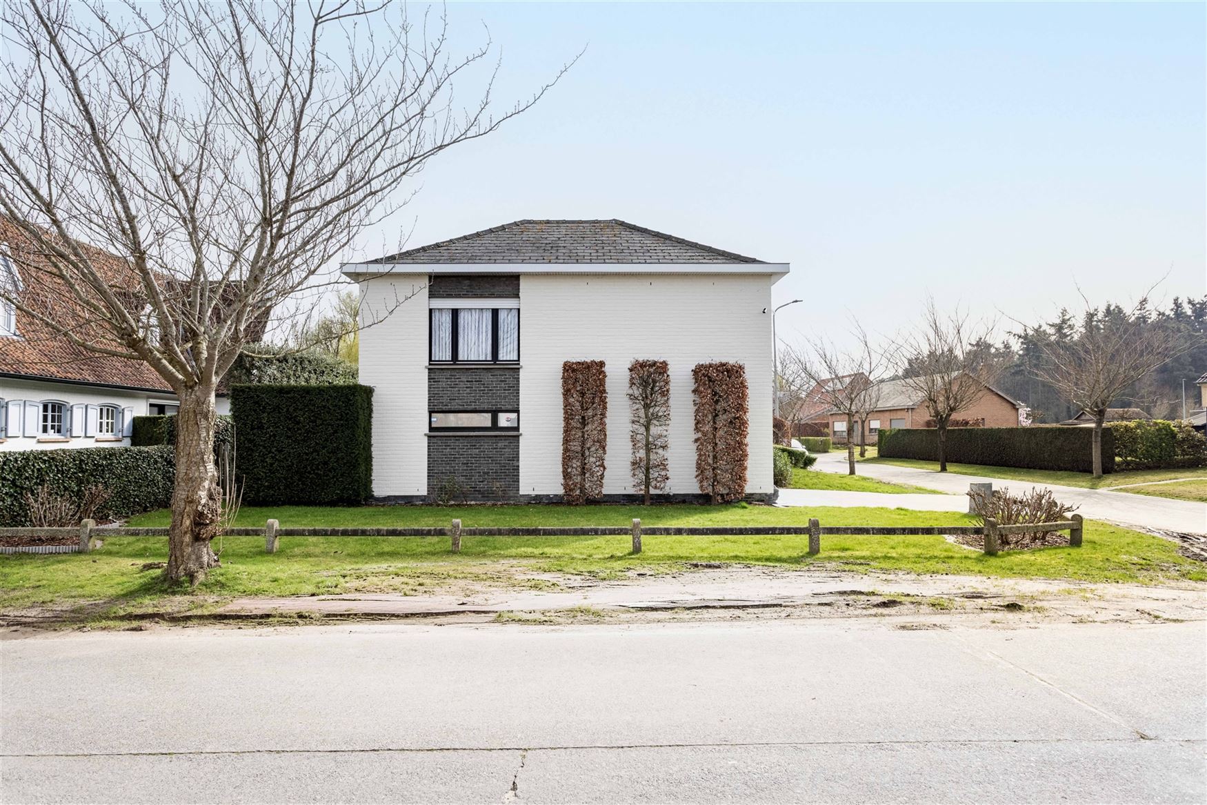 Op een rustige plek vlak bij het centrum van De Pinte ligt deze ruime woning te wachten op een nieuwe toekomst. Een huis met sterke structuur, mooie v...