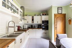 Op een rustige plek vlak bij het centrum van De Pinte ligt deze ruime woning te wachten op een nieuwe toekomst. Een huis met sterke structuur, mooie v...