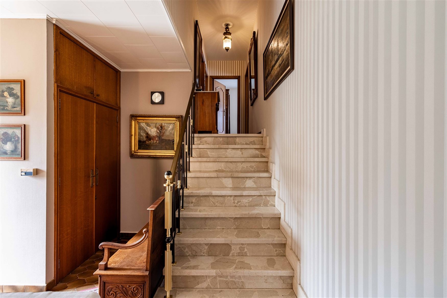 Op een rustige plek vlak bij het centrum van De Pinte ligt deze ruime woning te wachten op een nieuwe toekomst. Een huis met sterke structuur, mooie v...