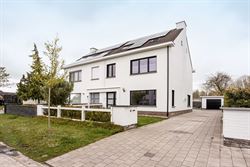 In de Hazestropdreef in Drongen staat deze volledig vernieuwde halfopen woning. Rustige en kindvriendelijke buurt, met Gent vlakbij. Hier woon je ruim...