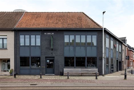 Dit horecapand met bovenliggende woonst bevindt zich op een strategische locatie in Zwijnaarde, vlakbij de R4 en met een vlotte verbinding naar Gent e...