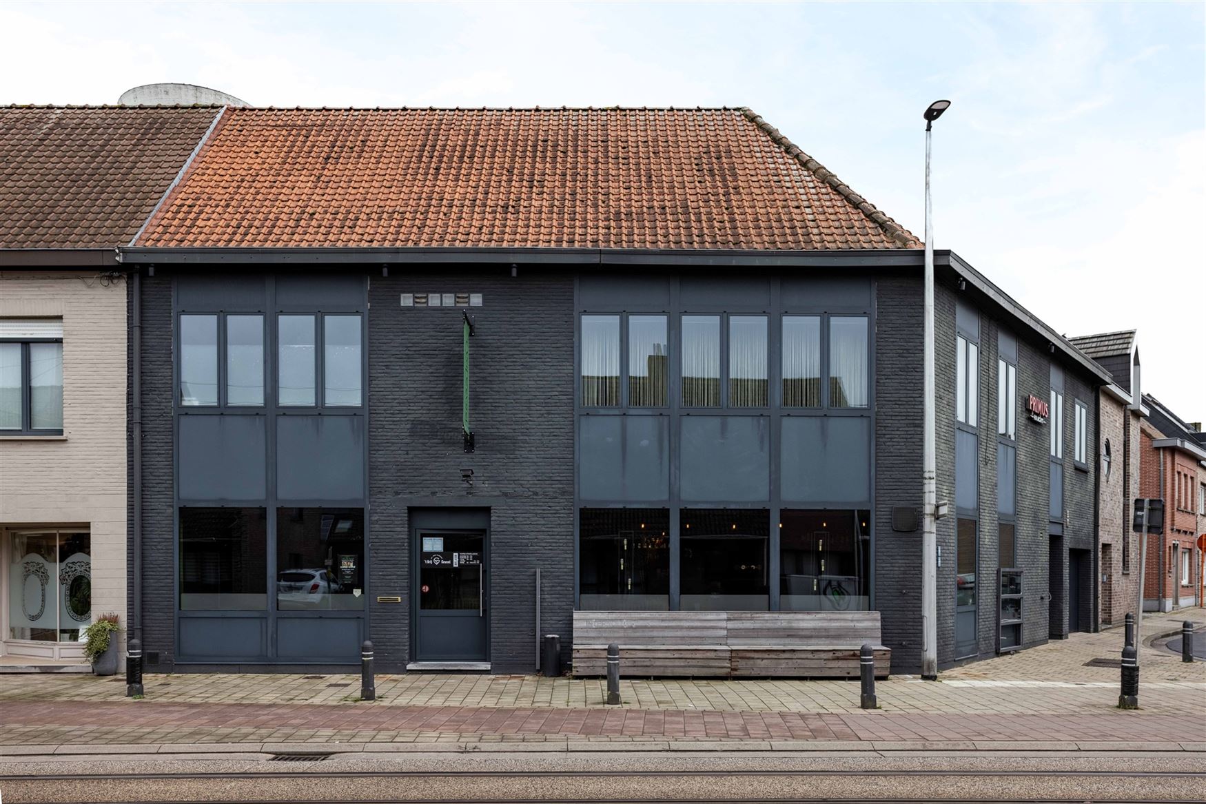 Dit horecapand met bovenliggende woonst bevindt zich op een strategische locatie in Zwijnaarde, vlakbij de R4 en met een vlotte verbinding naar Gent e...