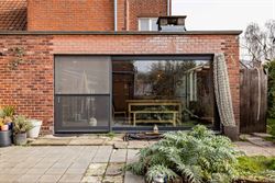 In Sleidinge, rustig en tegelijk verrassend goed verbonden met Gent, ontdek je deze stijlvolle halfopen gezinswoning met een tuin die meteen de sfeer ...