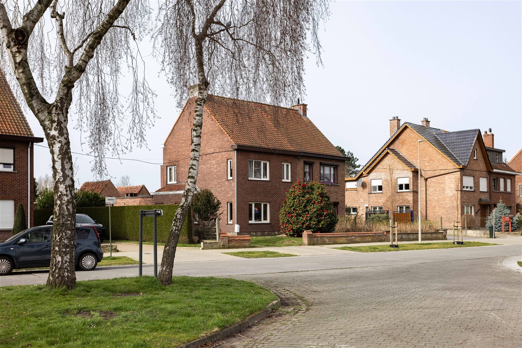 In Sleidinge, rustig en tegelijk verrassend goed verbonden met Gent, ontdek je deze stijlvolle halfopen gezinswoning met een tuin die meteen de sfeer ...