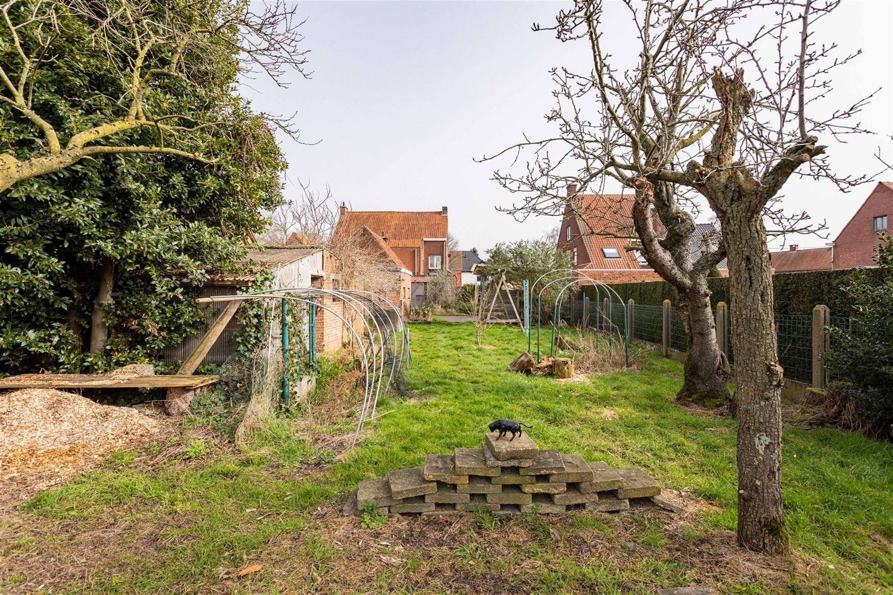 In Sleidinge, rustig en tegelijk verrassend goed verbonden met Gent, ontdek je deze stijlvolle halfopen gezinswoning met een tuin die meteen de sfeer ...